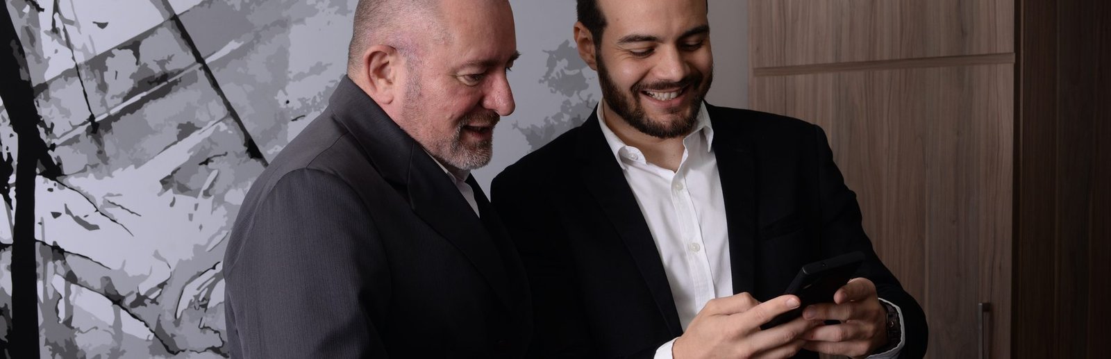 Equipe da Agência Ábacus analisando material de um caso