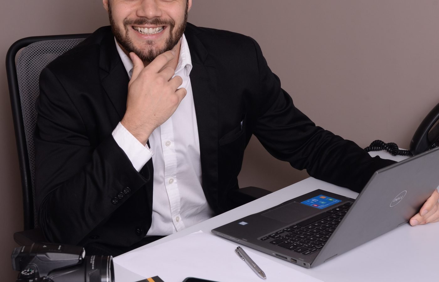 Mesa de trabalho da Agência Ábacus com portfólio institucional e equipamento fotográfico